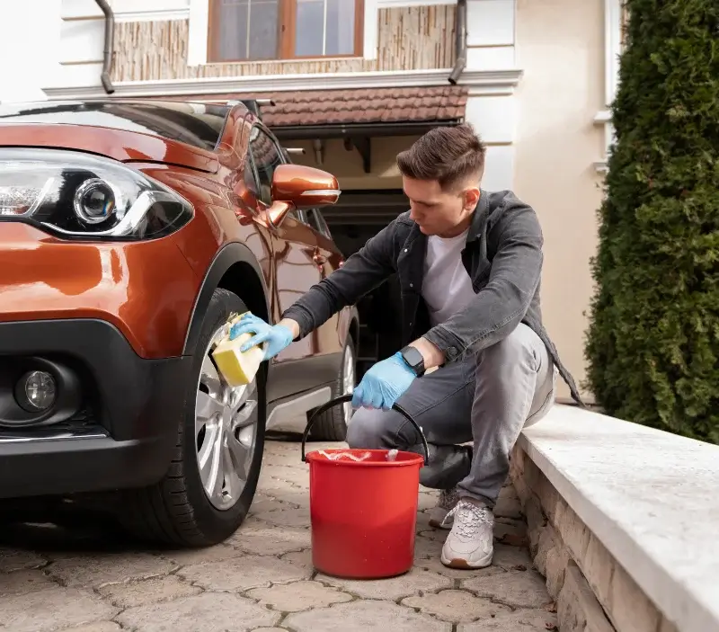 Lavage auto à domicile Reventin-Vaugris : professionnel intervenant sur un véhicule
